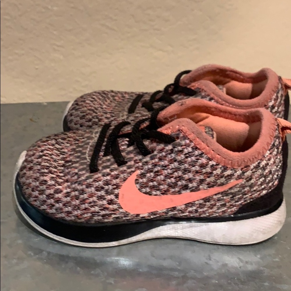 girls nikes